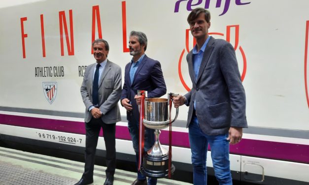 Rafa Alkorta y Leo Franco escoltan el trofeo de la Copa hasta Sevilla