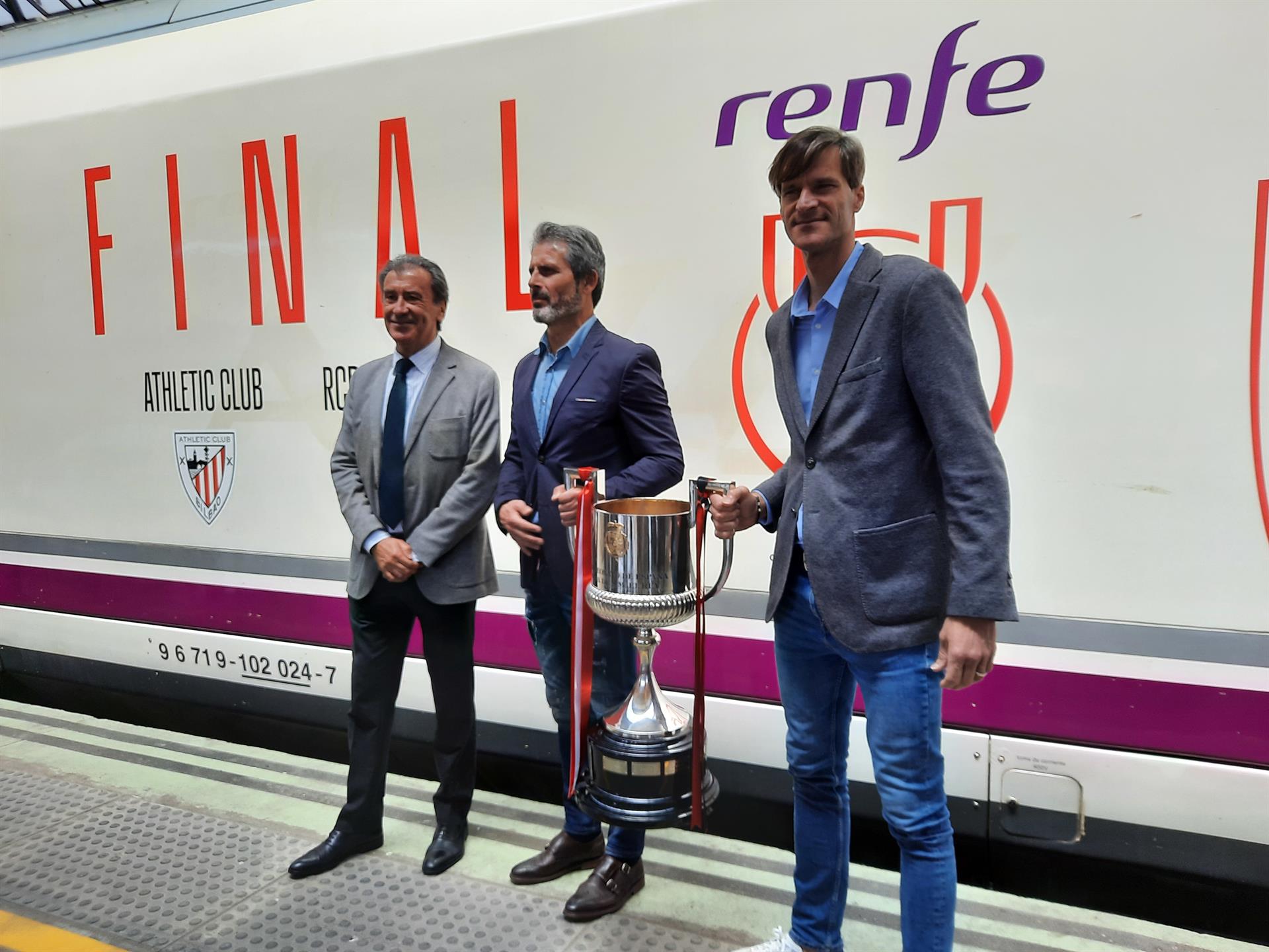 Un directivo de Renfe junto a Rafa Alkorta, exjugador del Athletic Club, y Leo Franco, exjugador del RCD Mallorca, posando junto al trofeo de la Copa del Rey. - RENFE