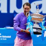 Rafa Nadal con el título del Barcelona Open Banc Sabadell 2021.