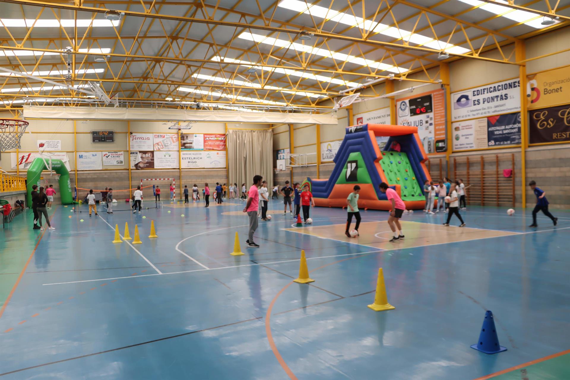 Niños participan en una de las jornadas deportivas organizadas por el Ayuntamiento de Santanyí durante las vacaciones de Semana Santa. - AYUNTAMIENTO DE SANTANYÍ