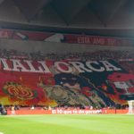 Gran pancarta desplegada por los seguidores del RCD Mallorca.