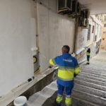 EMAYA ha retirado cerca de 100 pintadas vandálicas de una manzana de la plaza Major de Palma.