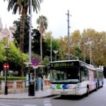 Un autobús en la plaza de la Reina.