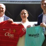 La presidenta del Govern, Marga Prohens, presenta en Sevilla la nueva equipación del RCD Mallorca, acompañada del propietario del club, Andy Kohlberg, y el CEO de negocio, Alfonso Díaz. - CAIB