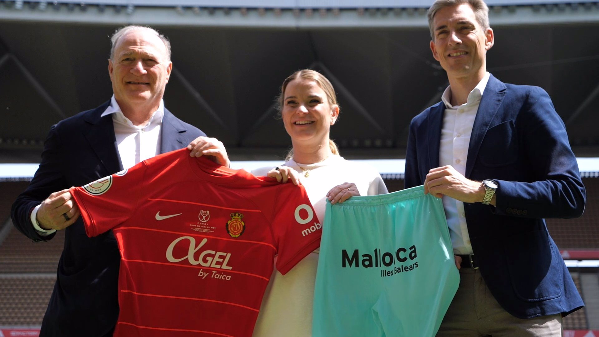 La presidenta del Govern, Marga Prohens, presenta en Sevilla la nueva equipación del RCD Mallorca, acompañada del propietario del club, Andy Kohlberg, y el CEO de negocio, Alfonso Díaz. - CAIB