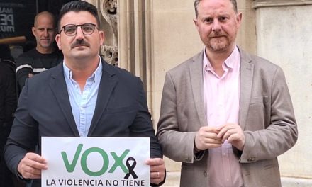 Vox reivindica que “la violencia no tiene género” en el minuto de silencio del Consell