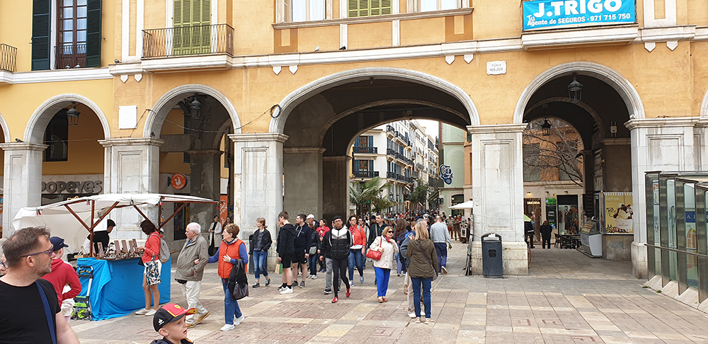 Turistas en la Plaza Mayor de Palma.