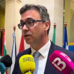 El vicepresidente del Govern y conseller de Economía, Hacienda e Innovación, Antoni Costa, atendiendo a los medios durante la jornada para explicar el reglamento fiscal del REB. - EUROPA PRESS
