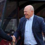 Aguirre saluda al entrenador del Almería, Pepe Mel, antes del partido.
