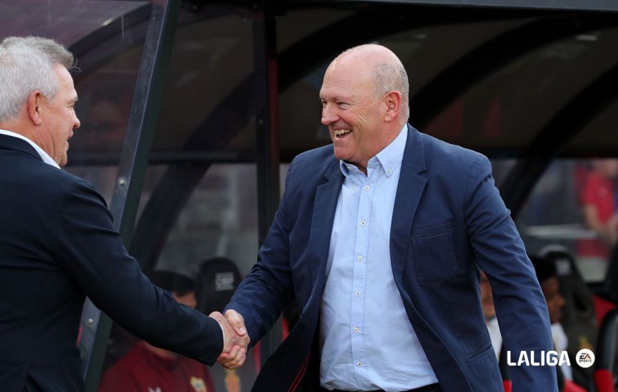 Aguirre saluda al entrenador del Almería, Pepe Mel, antes del partido.