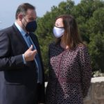 En 2021, con mascarillas, el entonces ministro de Transportes, Movilidad y Agenda Urbana, José Luis Ábalos, y la presidenta del Govern, Francina Armengol, durante una visita a las obras de restauración y rehabilitación del Baluard del Príncep. - Isaac Buj - Europa Press - Archivo