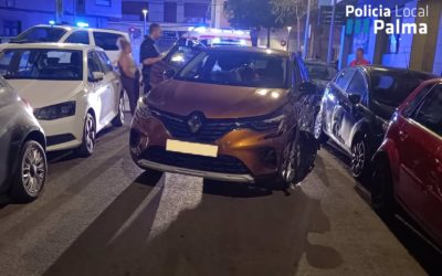 Un conductor ebrio se estrella contra un coche aparcado y provoca un choque en cadena en Palma