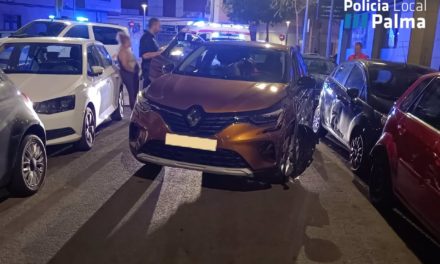 Un conductor ebrio se estrella contra un coche aparcado y provoca un choque en cadena en Palma