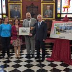 El alcalde de Palma, Jaime Martínez, y el delegado territorial de la ONCE en Balears, José Antonio Toledo, presentan el cupón dedicado al Passeig Sagrera. - CORT