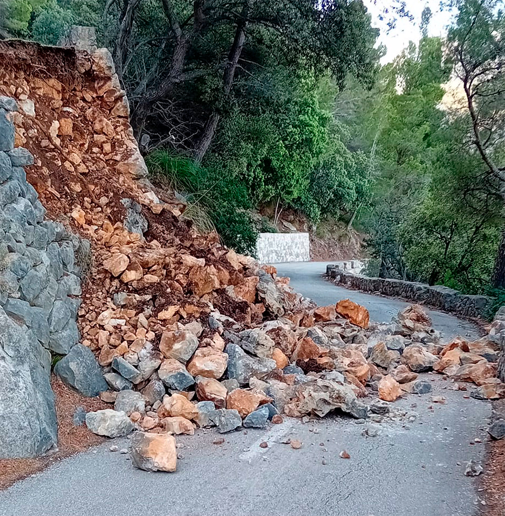 Carretera de Valldemossa cortada por un desprendimiento. - CONSELL DE MALLORCA