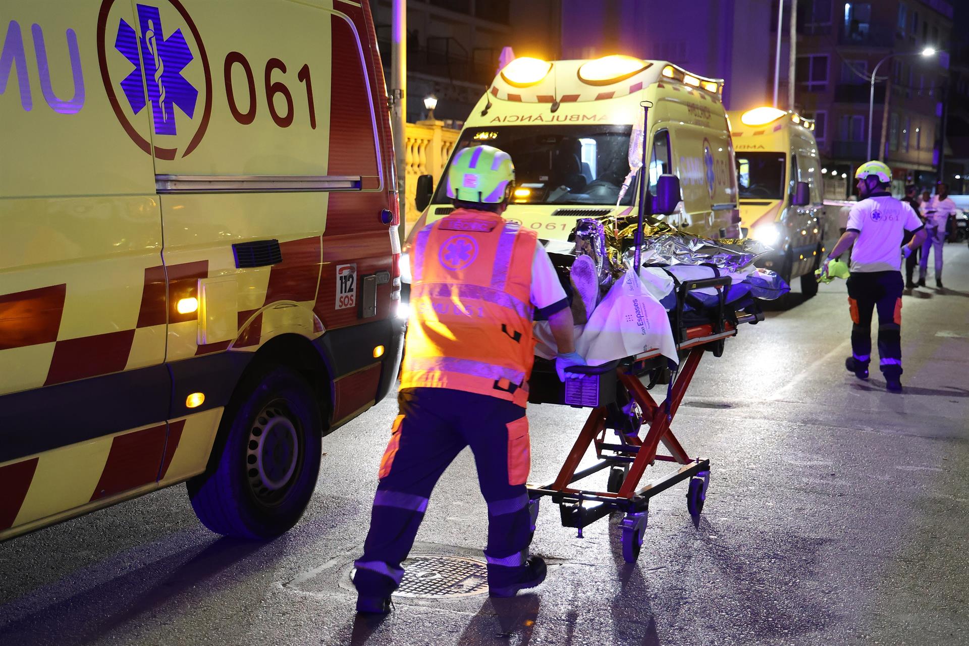 Varios servicios de emergencia evacúan a los heridos en la playa de Palma. - Isaac Buj - Europa Press