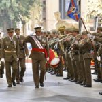 El comandante general de Baleares, Fernando Luis Gracia Herréiz, pasando revista en el acto militar en el Paseo del Born con motivo de la Fiesta Nacional. - PARLAMENT IB - Archivo