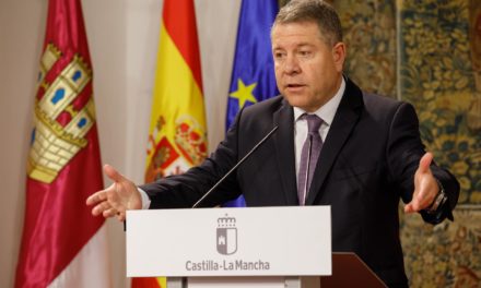 La comisión del Parlament aprueba retirar cinco comparecencias, incluida la de García-Page