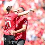 Gio y Muriqi se abrazan tras el gol del triunfo ante Las Palmas.