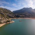 Paisajes de agua y cielo azul: Mallorca, lago Gorg Blau.