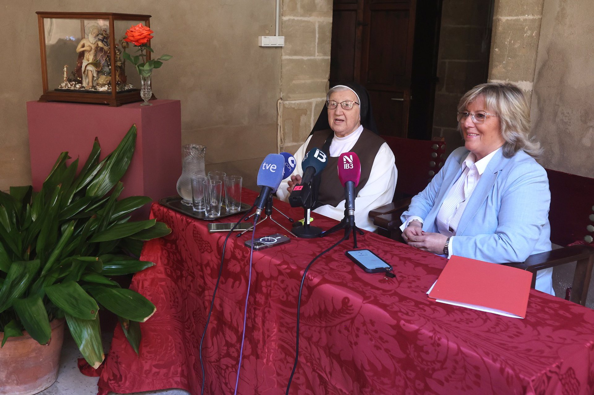 La priora del monasterio de Santa Isabel de Palma, Ángeles Sanz, y la abogada de la congregación Pilar Rosselló en rueda de prensa. - ISAAC BUJ