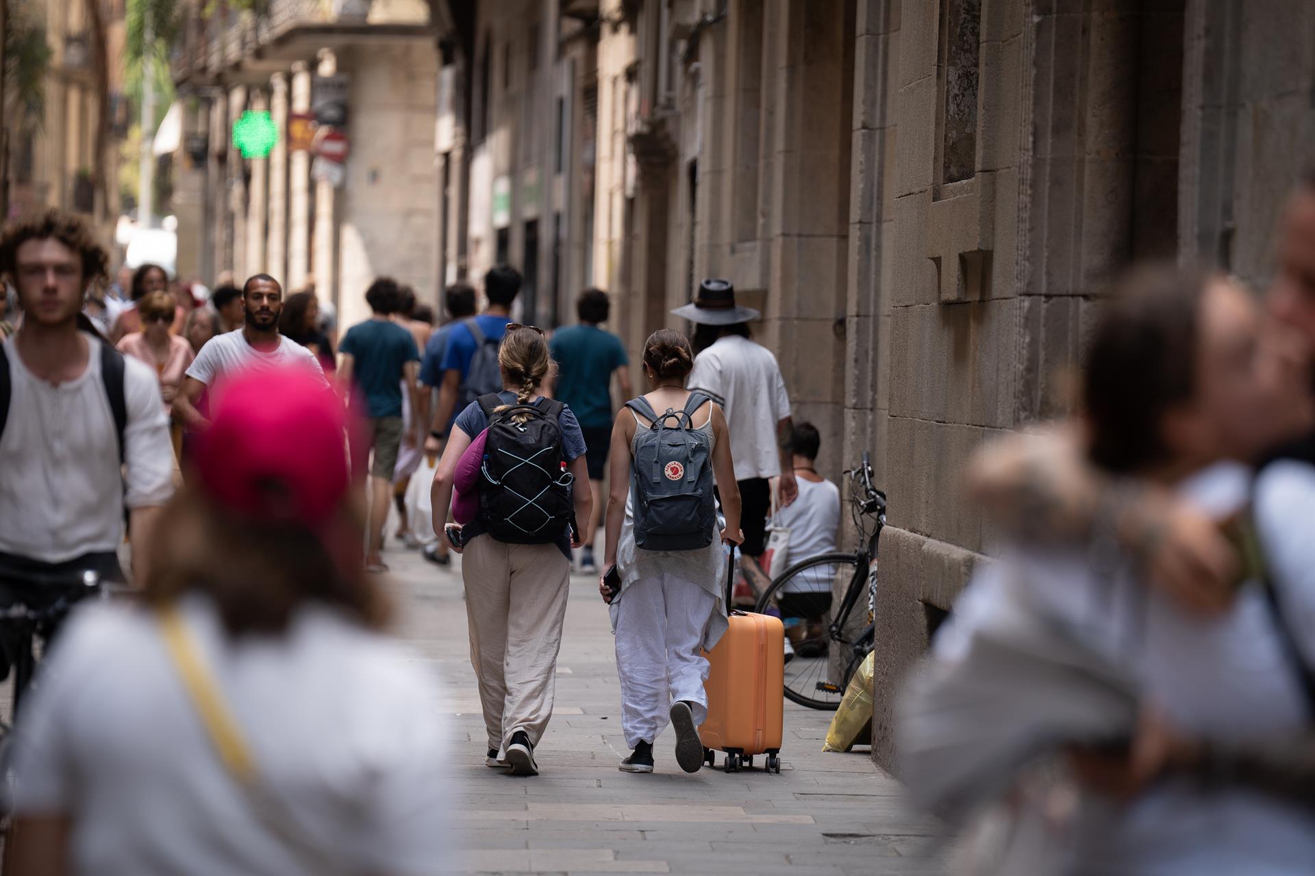 Varias personas pasean por Las Ramblas, a 30 de junio de 2023, en Barcelona, Cataluña (España). - David Zorrakino - Europa Press - Archivo