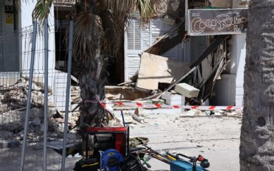 Bomberos y técnicos municipales inspeccionan el local derrumbado en Playa de Palma