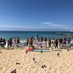 Acto de 'plantada' de banderas palestinas en una playa en Palma para reivindicar sanciones a Israel e investigar crímenes de guerra en Gaza - MALLORCA PER PALESTINA