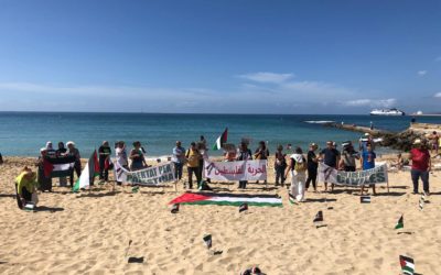 Una ‘plantada’ de banderas palestinas en la playa reivindica sanciones a Israel e investigar crímenes de guerra en Gaza