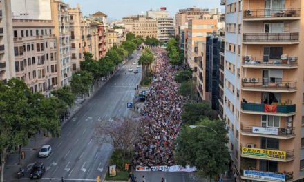 Miles de personas se manifiestan en Palma contra el turismo de masas en Mallorca