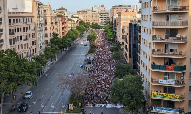 Miles de personas se manifiestan en Palma contra el turismo de masas en Mallorca