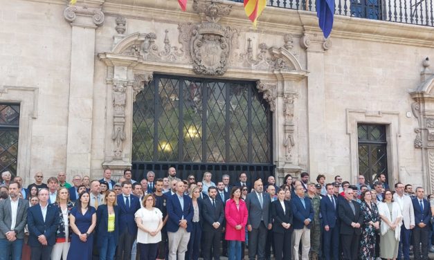 Las autoridades de Baleares guardan un minuto de silencio en Cort por las víctimas del derrumbe