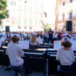 14 pianos de la Escuela Municipal de Música deslumbran en la Plaza de Cort de Palma