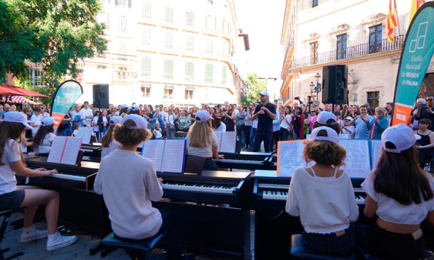 14 pianos de la Escuela Municipal de Música deslumbran en la Plaza de Cort de Palma