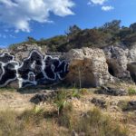 Pintada de grandes dimensiones aparecida en la Cova des Moro (Felanitx). - @AJFELANITX