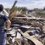 Un agente de la Guardia Civil, en una de las parcelas inspeccionadas. - GUARDIA CIVIL