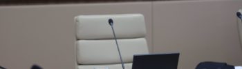 Silla vacía en la comisión del Parlament balear sobre la compra de mascarillas, con el nombre de Koldo García como compareciente. - ISAAC BUJ - EUROPA PRESS