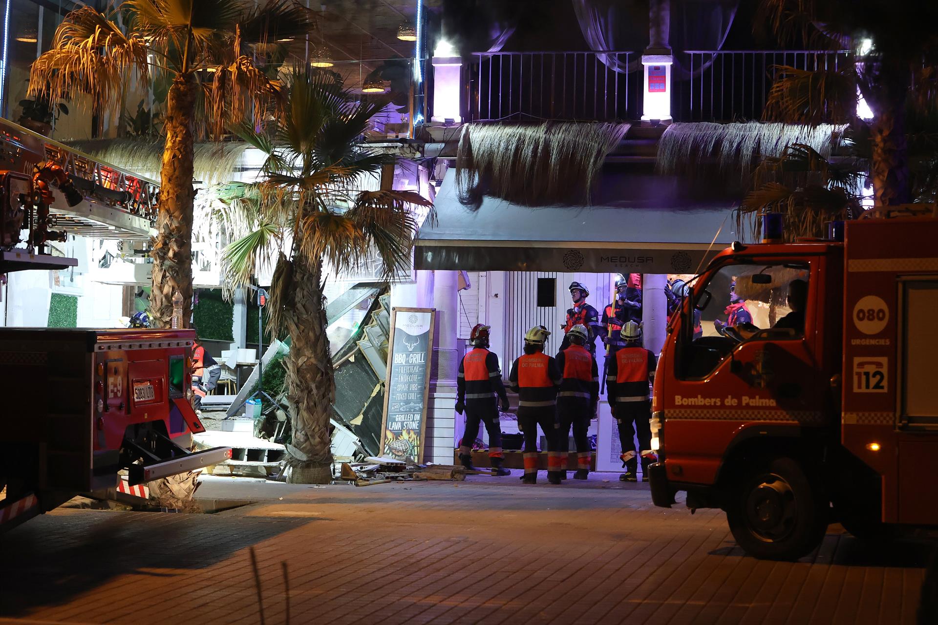 Vista de los daños de un edificio derrumbado, en la playa de Palma. - Isaac Buj - Europa Press
