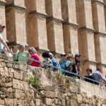 Varios turistas en las inmediaciones de la catedral de Palma. - Tomàs Moyà - Europa Press