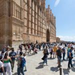 Varios turistas en las inmediaciones de la catedral de Palma de Mallorca, a 16 de abril de 2024, en Palma de Mallorca, Mallorca, Baleares (España). - Tomàs Moyà - Europa Press