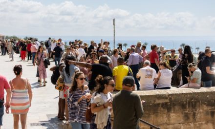El Govern hará después del verano una macroencuesta para conocer qué opinan los residentes del turismo