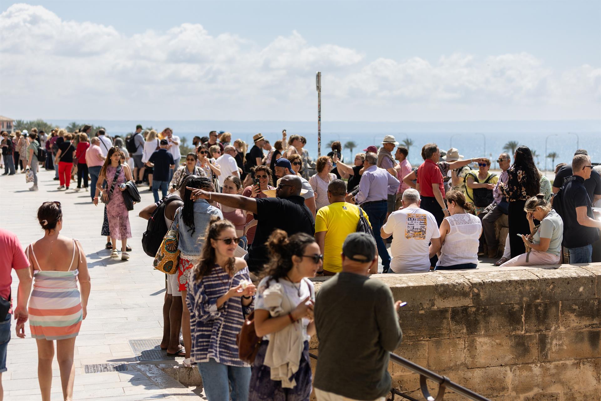 Varios turistas en las inmediaciones de la catedral de Palma de Mallorca, a 16 de abril de 2024, en Palma de Mallorca, Mallorca, Baleares (España). - Tomàs Moyà - Europa Press