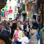 Varios turistas en el centro de Palma de Mallorca, a 23 de abril de 2024, en Palma de Mallorca, Mallorca, Baleares (España). - Tomàs Moyà - Europa Press