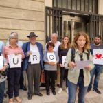 Una de las portavoces de la plataforma 'Una Europa per tothom', Clara Fontanet, leyendo el manifiesto que este miércoles ha presentado el colectivo de cara a las elecciones europeas del 9 de junio. - EUROPA PRESS
