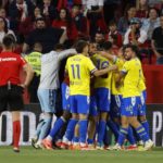 El Cádiz celebra el triunfo en Sevilla.