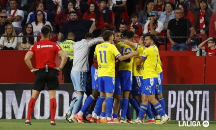 El Cádiz gana al Sevilla en el descuento y compromete la permanencia del RCD Mallorca