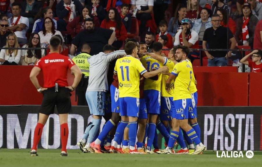 El Cádiz celebra el triunfo en Sevilla.