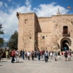 Varios turistas frente a la Almudaina. - Tomàs Moyà - Europa Press - Archivo