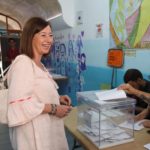 La secretaria general del PSIB-PSOE y presidenta del Congreso de los Diputados, Francina Armengol, vota en las elecciones al Parlamento Europeo, en el Col·legi Sant Felip Neri de Palma - TOMÀS MOYÀ-EUROPA PRESS