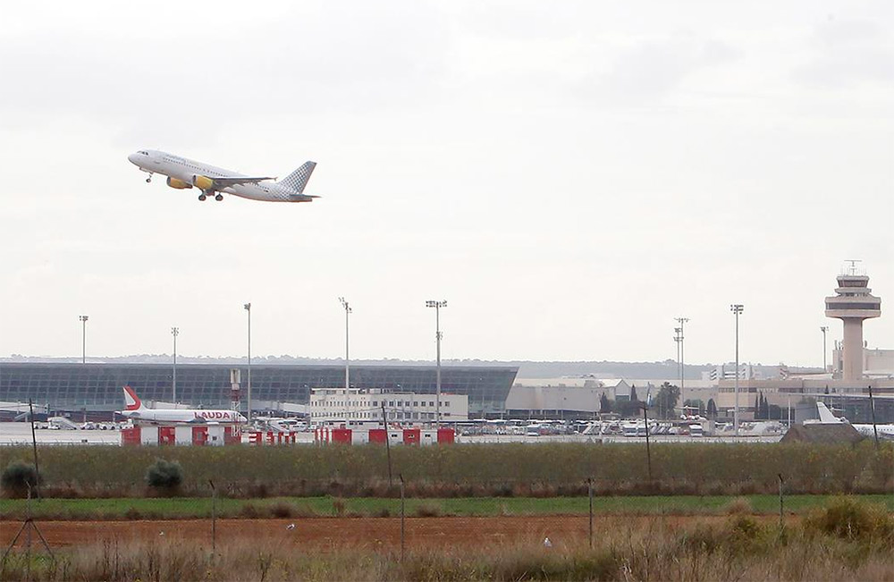 Un avión despega en el aeropuerto de Palma.